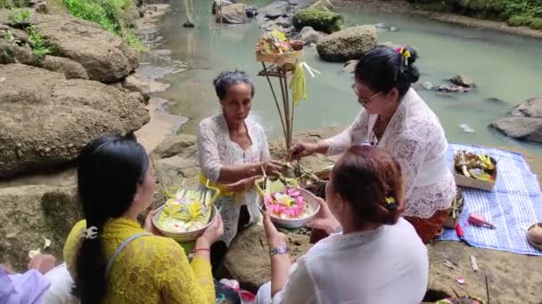 インドネシア バリ2022年8月28日 インドネシア バリで行われたナーガヌート式または火葬式におけるナンガヌートのプロセス 浄化を得るために最も近い川で行わ — ストック動画