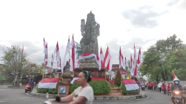 2022年8月17日 印度尼西亚巴厘 印度尼西亚独立纪念日的庆祝活动因印度尼西亚国旗在达隆珀梅环岛的安装而活跃起来 — 图库视频影像