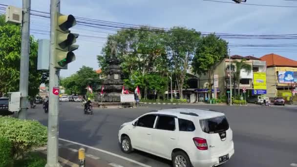 印度尼西亚巴厘 2022年8月26日 交通灯为绿色的十字路口 — 图库视频影像