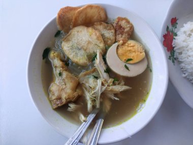 Soto 'nun lezzeti, Endonezya' da tipik olarak tavuk çorbası gibidir. Soto tavuk, haşlanmış yumurta, havuç ve makarna dilimleri ile servis edilir..