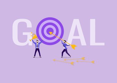 Hedefe sarı ok atan bir iş adamı ve elinde kupa tutan başarılı bir iş adamı. İş hedefleri. Planlama konsepti, iş stratejisi, amaç edinme ve başarı. Vektör illüstrasyonu