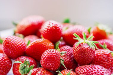 Taze olgun çilek. Böğürtlen arka planı, kapat. Organik yiyecekler