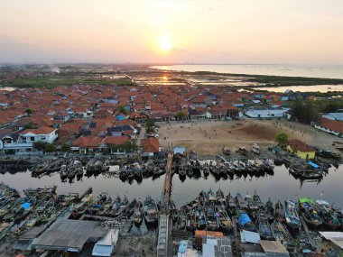 Güzel hava manzarası, tekneler Cirebon sahilinde, Endonezya 'da bir balıkçı köyünde hizaya geliyor..