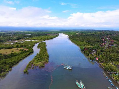 Güzel hava manzarası, denize bağlı nehir, Bali - Endonezya.