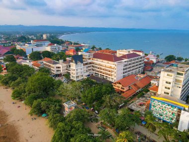Plajın güzel hava manzarası, Pangandaran şehri, Batı Java - Endonezya