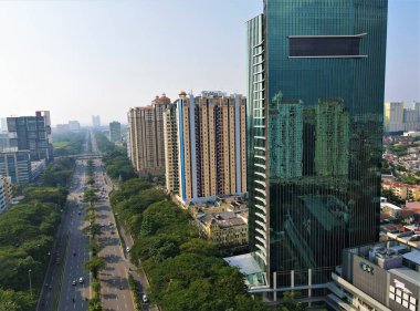 Güney Jakarta, Endonezya 'daki ofis binalarının ve trafiğin güzel hava manzarası.