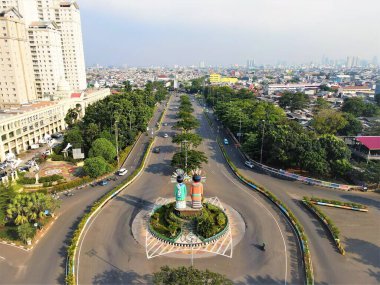 Jakarta, Endonezya - 7 Nisan 2021: Ofis binalarının ve trafiğin havadan görünüşü, Jalan Benjamin Sueb, Kebelediye başkanı.