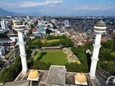 Güzel hava manzarası, Bandung 'daki büyük cami, Batı Java - Endonezya