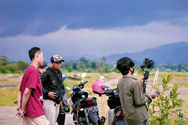 Aziatische Man Schieten Foto Met Camera Met Stabilisator — Stockfoto