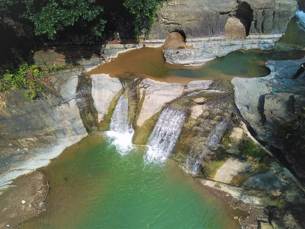 美丽的空中风景 森林中央的瀑布 — 图库照片