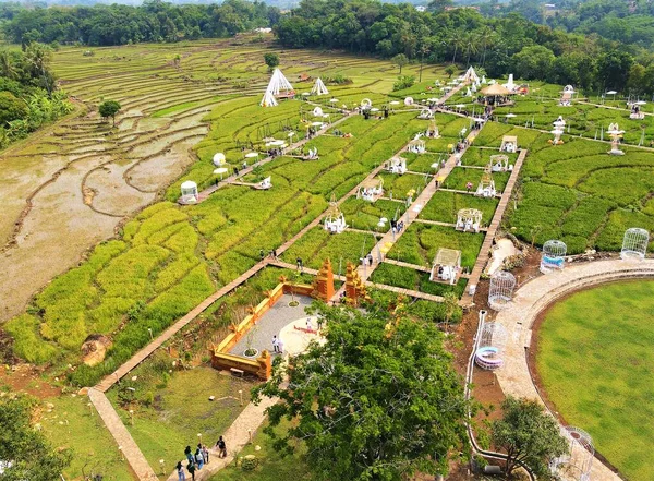 インドネシアの熱帯雨林の美しい空の景色 山と川 — ストック写真