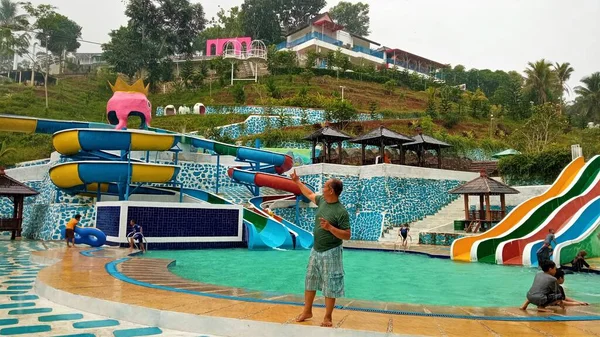 수영장에 사람들의 Anak Raja Sukabumi West Java Indonesia — 스톡 사진