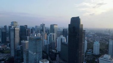 Jakarta, Endonezya - 11 Aralık 2021: Jalan MH 'deki bir ofis binasının havadan görünüşü. Thamrin-Sudirman, iş çıkışı..
