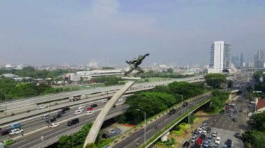 Jakarta, Endonezya - 11 Aralık 2021: Ofis binalarının hava manzarası ve trafik 