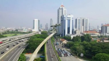 Jakarta, Endonezya - 11 Aralık 2021: Ofis binalarının hava manzarası ve trafik 