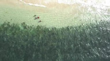 Güzel hava manzarası, yukarıdan görülen sahil dalgaları Pangandaran sahillerinde, Batı Java - Endonezya.