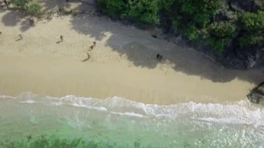 Güzel hava manzarası, yukarıdan görülen sahil dalgaları Pangandaran sahillerinde, Batı Java - Endonezya.