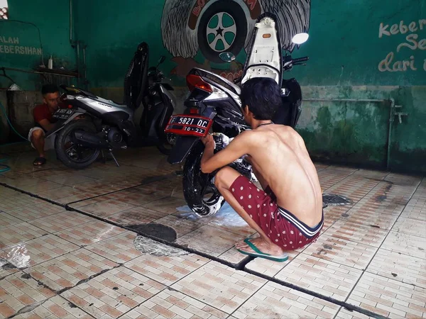 Man Washing Motorcycle — Stockfoto