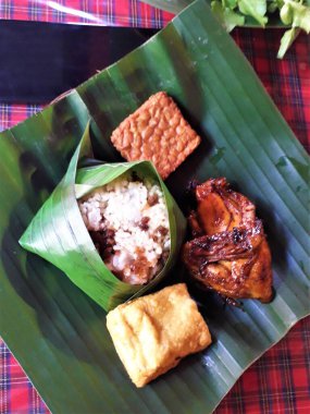 Endonezya yemeği, Nasi ve ızgara tavuk. Izgara Tavuk menüsü