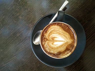 Kaffeetasse Kaffee mit Kaffeeschaum in Herzform