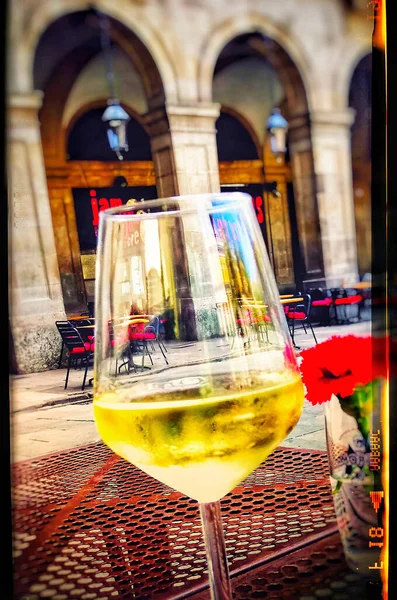 Glas Weisswein Auf Dem Plaza Reial Barcelona — Foto de Stock