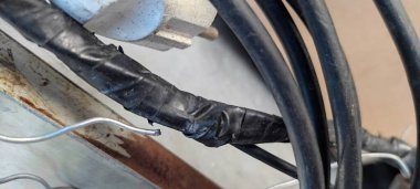 9 Haziran 2022, Malang bölgesi, Doğu Java, Endonezya. Kaotik kablo bağlantıları.