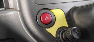 Aracın üzerindeki tehlike tuşu güvenlik için çok önemli..