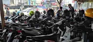 13 Haziran 2022, Malang, Doğu Java, Endonezya. Sürücü ehliyeti bürosunun önünde kalabalık bir motosiklet parkı..