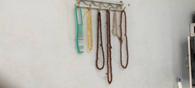 Müslümanların ibadet odasının asılması için birkaç tespih yerleştirildi..