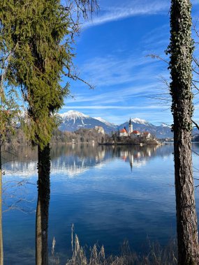 Dağlardaki gölün güzel manzarası