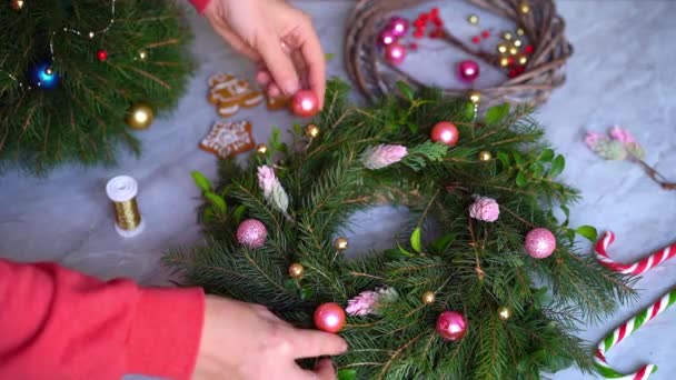 Kırsal Noel Çelengi Yapıyorum Eller Bir Noel Çelengini Pembe Yuvarlak — Stok video