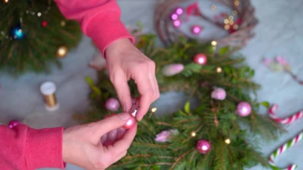 Kırsal Noel Çelengi Yapıyorum Eller Bir Noel Çelengini Pembe Yuvarlak — Stok video