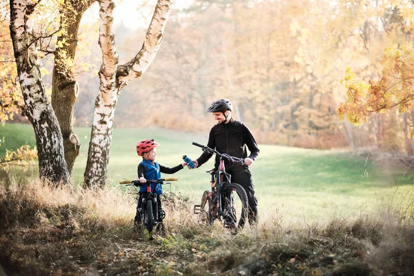 Baba, dağ bisikleti sürerken su şişesini uzatır mısın?