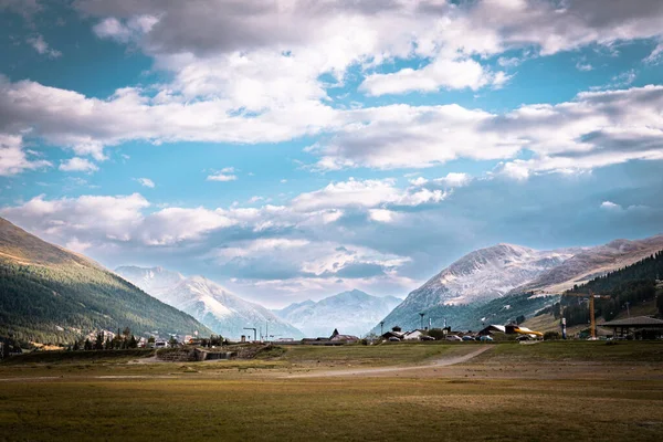 Levigno 'da güneşli bir yaz sabahı. İtalyan Alpleri, Sondrio Bölgesi Lombardiya Bölgesi, İtalya, Avrupa 'da muhteşem bir açık hava sahnesi. İşlenmiş fotoğraf sonrası sanatsal stil