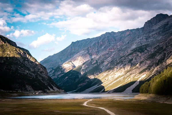 Levigno Gölü 'nde güneşli bir yaz sabahı. İtalyan Alpleri, Sondrio Bölgesi Lombardiya Bölgesi, İtalya, Avrupa 'da muhteşem bir açık hava sahnesi. İşlenmiş fotoğraf sonrası sanatsal stil