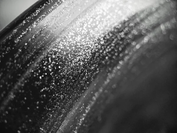 Camdan evin kenarını kapat. Siyah-beyaz iyi olur..