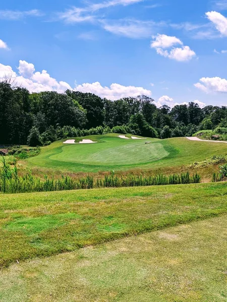 Golf sahasından görünen bir golf deliği..