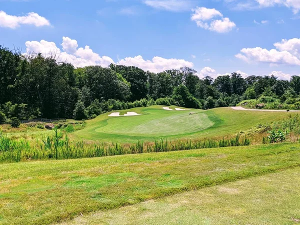 Golf sahasından görünen bir golf deliği..