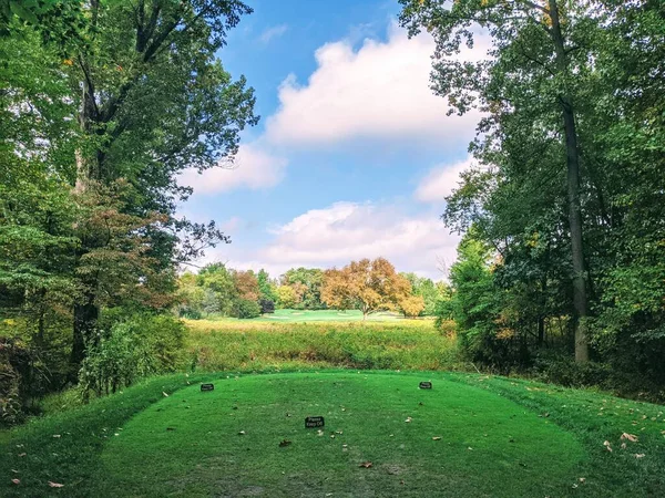 Golf sahasından görünen bir golf deliği..