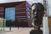 WROCLAW, POLEN - 18. April 2022: Skulptur in der Nähe des Nationalen Forums für Musik auf der städtischen Straße 