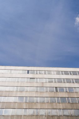 Wroclaw 'da arka planda bina ve gökyüzü ön görünümü düşük açılı
