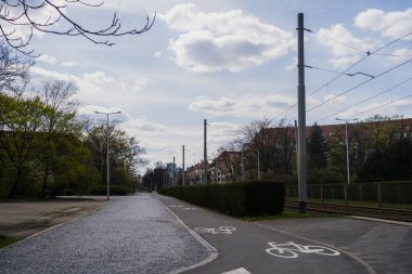 Wroclaw 'daki şehir caddesinde bisiklet yolu