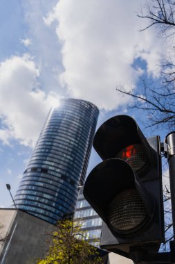 Wroclaw 'da arka planda trafik ışığı ve bina düşük açılı görünümü