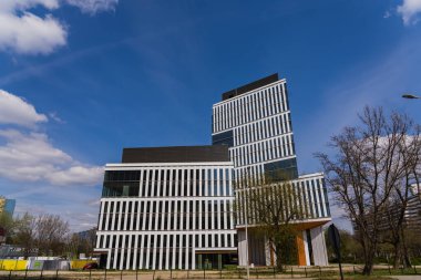 Wroclaw kentsel caddedeki modern binanın görüntüsü