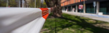 Wroclaw 'daki bulanık unban caddesinde bariyer bandı, afiş 