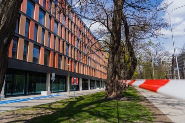 Wroclaw 'daki boş şehir sokağındaki binanın yakınındaki bariyer bandı.