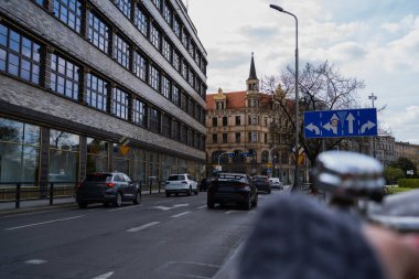 Arabalar Wroclaw 'da şehir caddesinde yolda