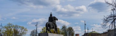 Wroclaw 'da arka planda gökyüzü olan şehir caddesinde anıt, afiş 