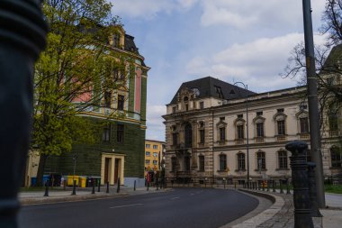 Wroclaw 'da eski binaları ve yolu olan boş bir şehir caddesi.