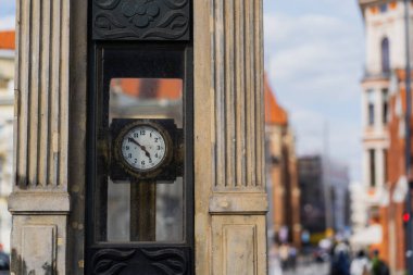 Wroclaw 'daki bulanık şehir caddesinde saat